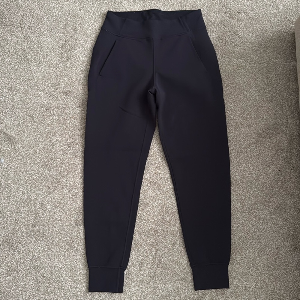 Like new Lululemon joggers with pockets, sz 6